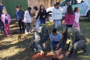 DIRETORIAS DE AGRICULTURA, MEIO AMBIENTE, POLÍCIA AMBIENTAL E EDUCAÇÃO MUNICIPAL IMPLANTAM PROJETOS DE EDUCAÇÃO AMBIENTAL DA EMEFI STELA BOER MAIOLI EM COMEMORAÇÃO AO DIA DO MEIO AMBIENTE.