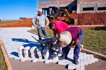OBRAS DA NOVA PRAÇA DO BAIRRO PEDRO DUARTE NETO AVANÇAM EM RITMO ACELERADO EM SALMOURÃO.