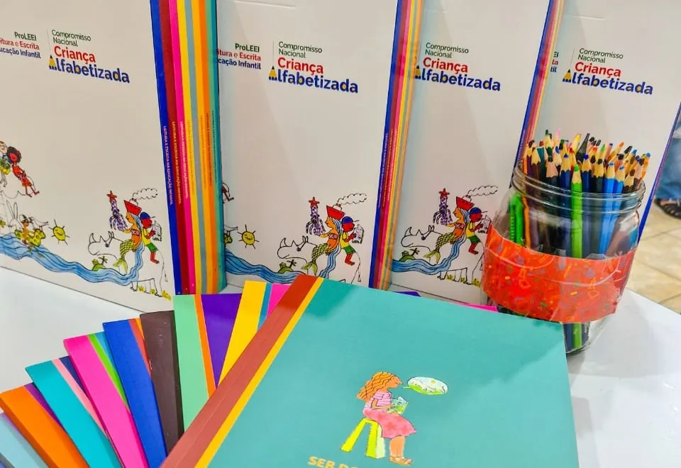 SALMOURÃO RECEBE MATERIAL DO LEEI PARA FORTALECER A EDUCAÇÃO INFANTIL