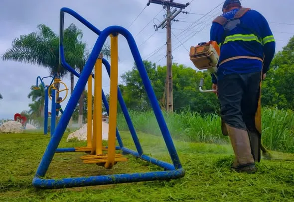 MANUTENÇÃO E CUIDADO COM A CIDADE: PREFEITURA REALIZA ROÇADA E LIMPEZA NA ENTRADA DE SALMOURÃO